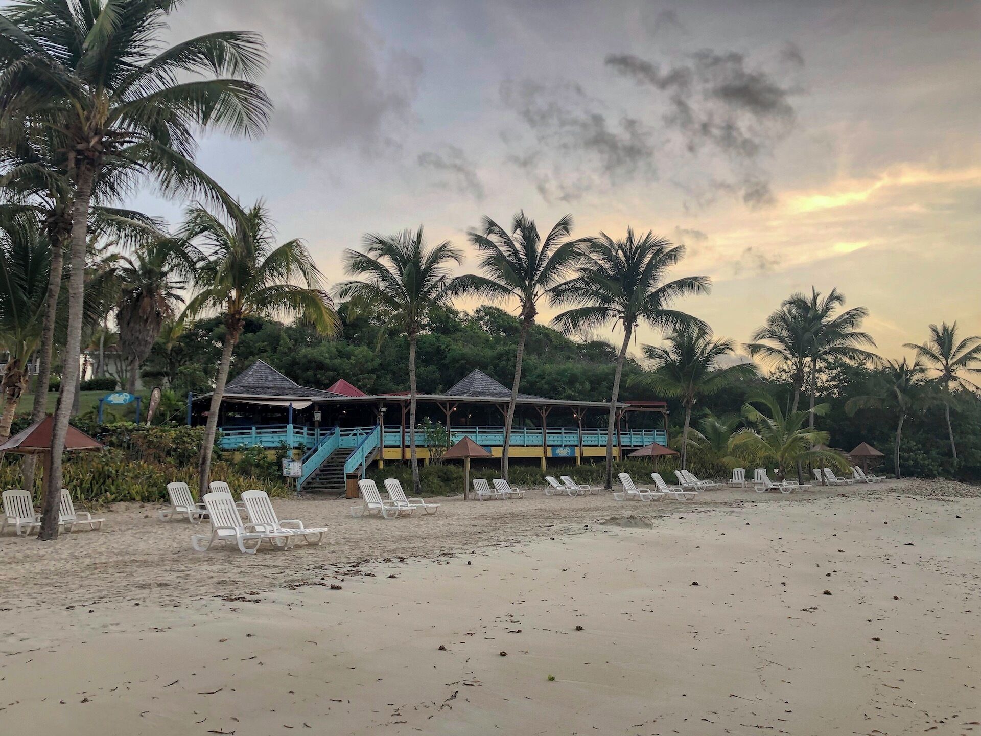 Plage privée, sable blanc, parasols, ski nautique