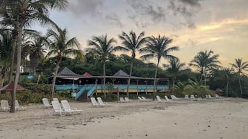 Plage privée, sable blanc, parasols, ski nautique