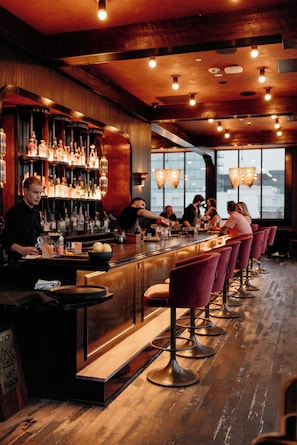 3 bars, lounge dans le hall, bar sur le toit