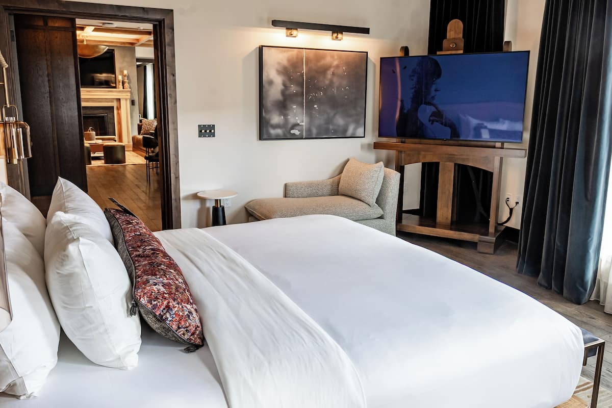 Pend dOreille Penthouse | Ropa de cama de alta calidad, edredón, camas con pillow-top y minibar