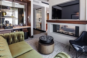 Studio Suite | Premium bedding, down comforters, pillowtop beds, minibar