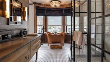 Timeless Terrace Suite | Salle de bain | Sèche-cheveux, peignoirs, chaussons, serviettes fournies