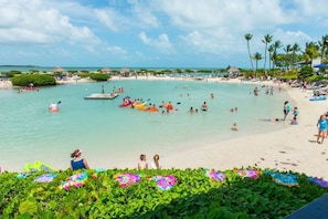 Private beach, sun loungers, beach umbrellas, beach towels - Villas At Hawks Cay Resort (Marathon)
