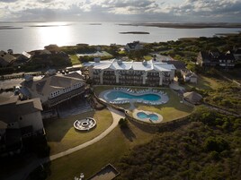 2 piscinas al aire libre, sombrillas, sillones reclinables de piscina