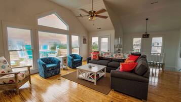 Ropa de cama hipoalergénica y caja de seguridad en la habitación