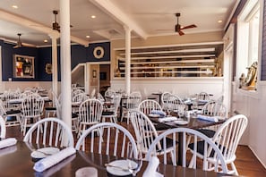 2 restaurants, breakfast served