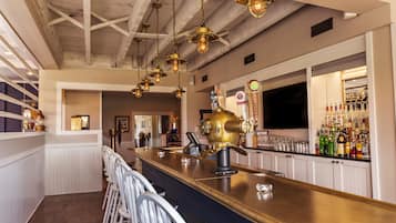 2 bars/lounges, poolside bar