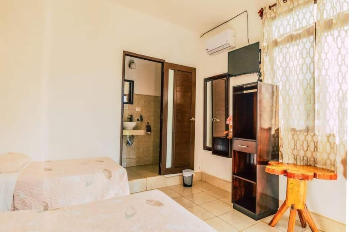 Deluxe Room, Courtyard View | Desk, laptop workspace, free WiFi