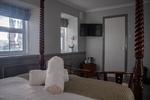 Habitación doble Deluxe, vista parcial al mar | Tabla de planchar con plancha, wifi gratis y ropa de cama 