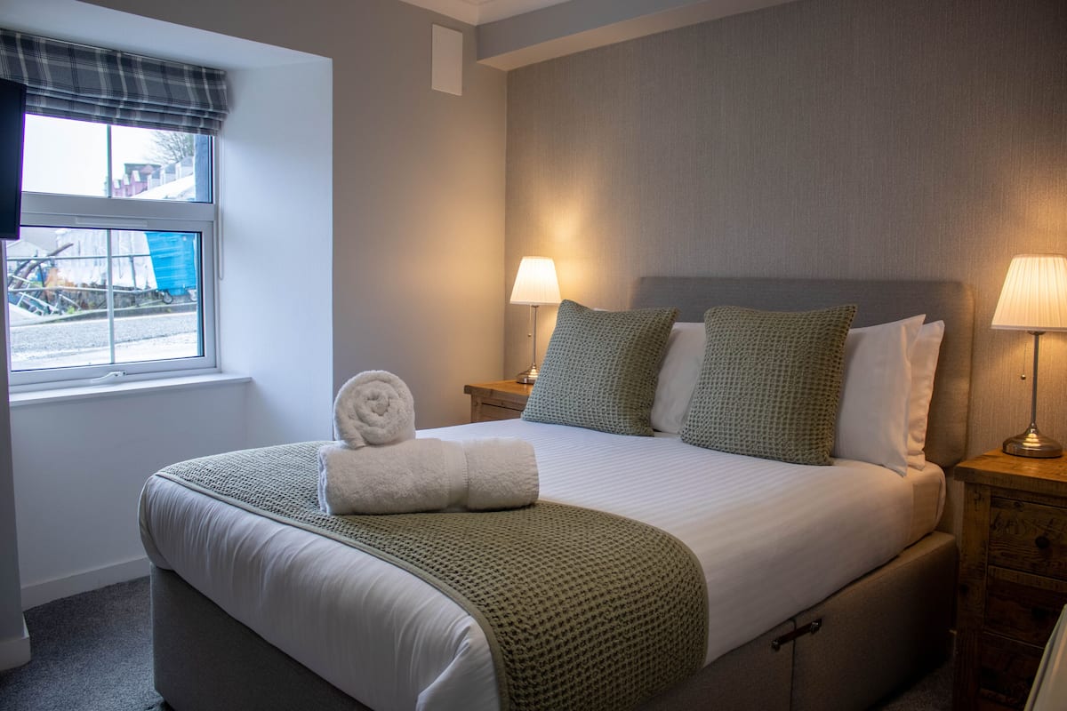 Comfort tweepersoonskamer, gedeeltelijk uitzicht op zee | Een strijkplank/strijkijzer, gratis wifi, beddengoed