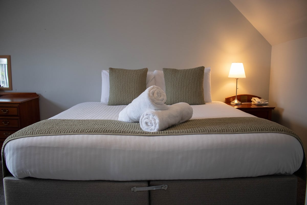 Deluxe kamer, 1 twee- of 2 eenpersoonsbedden, uitzicht op zee | Een strijkplank/strijkijzer, gratis wifi, beddengoed
