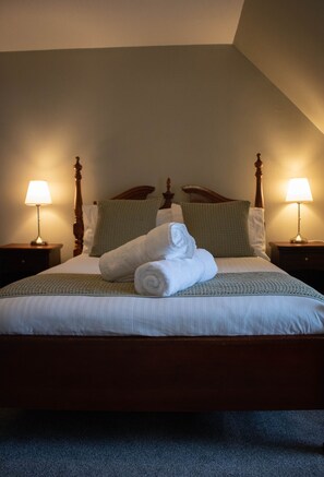 Habitación doble clásica, tina, vista al mar | Tabla de planchar con plancha, wifi gratis y ropa de cama 