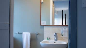 Chambre Double Deluxe, vue partielle sur la mer | Salle de bain | Sèche-cheveux, papier toilette