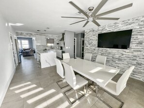 Dining - 4 Bedroom Spacious Waterfront Gem in Paradise Near Beach - Pool - Dock - Yard (Pompano Beach)