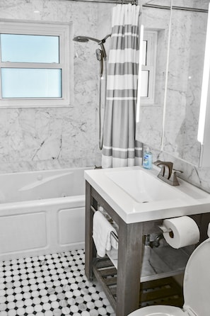 Shower, jetted bath, hair dryer, towels
