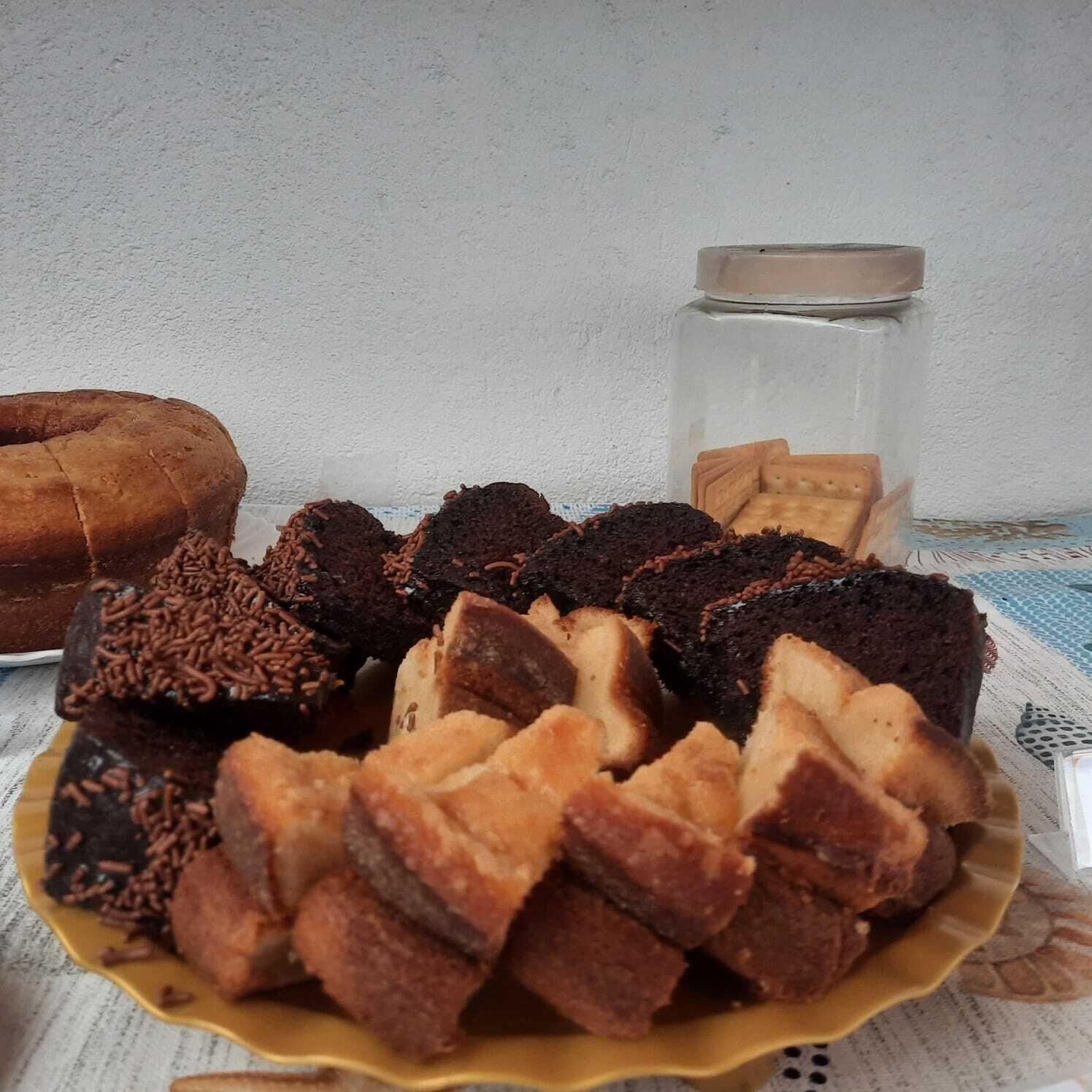 Un plato con varios productos de repostería, como brownies y galletas, sobre una mesa.