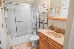 Sèche-cheveux, serviettes fournies, savon, shampoing