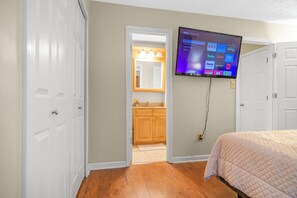 3 室のベッドルーム、デスク、WiFi、ベッドシーツ