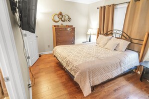 3 bedrooms, desk, WiFi, bed sheets - Townhouse in the Pines
 (Bloomington)