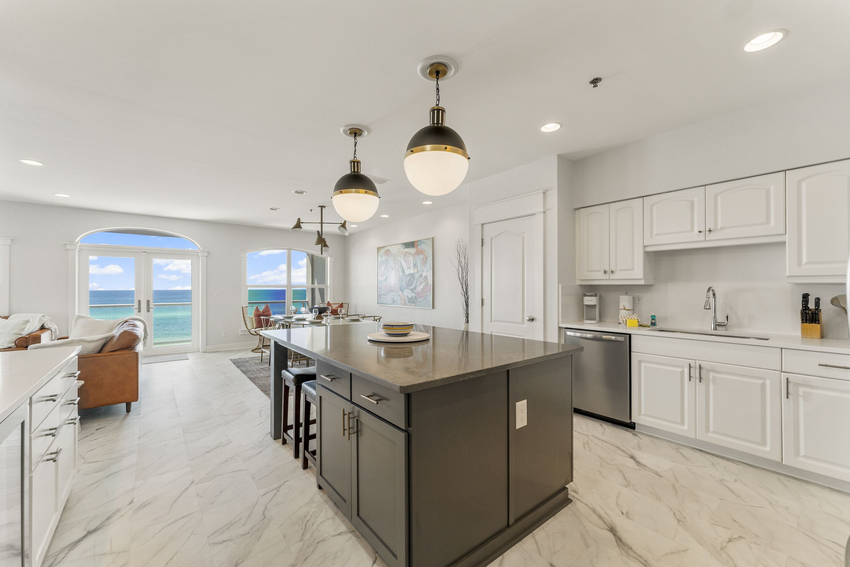 Condo, 3 habitaciones, vista al océano, frente al mar (Rosey's Retreat) | Cocina privada | Refrigerador con congelador, microondas, horno y parrilla de estufa 