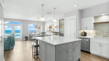 Condo, 3 quartos, vista para o oceano, de frente para a praia (A201) | Cozinha privada | Geladeira grande, micro-ondas, fogão, cooktop