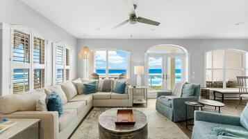 Condo, 3 habitaciones, vista al océano, frente al mar (A201) | Área de sala de estar | Smart TV de 60 pulgadas con canales digitales, chimenea y Netflix