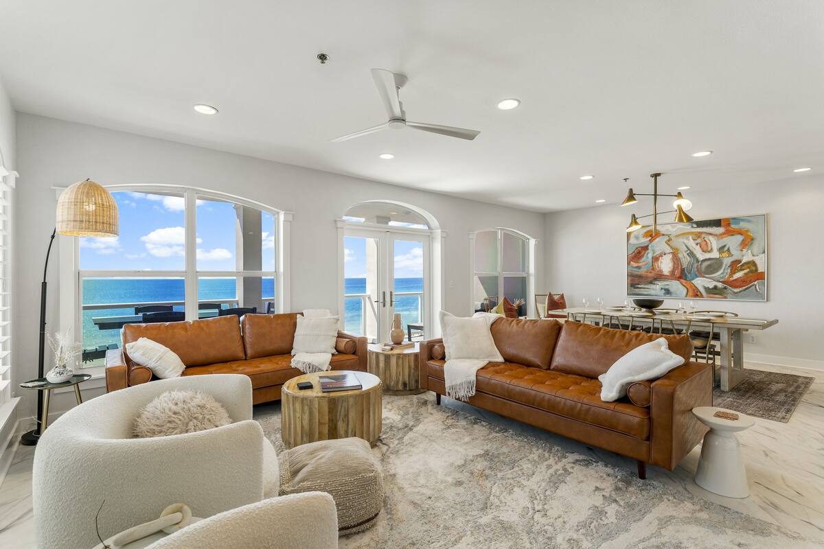Appartement, 3 slaapkamers, uitzicht op zee, aan het strand (Rosey's Retreat) | Woonruimte | Een 60-inch smart-tv met digitale zenders, een open haard en Netflix