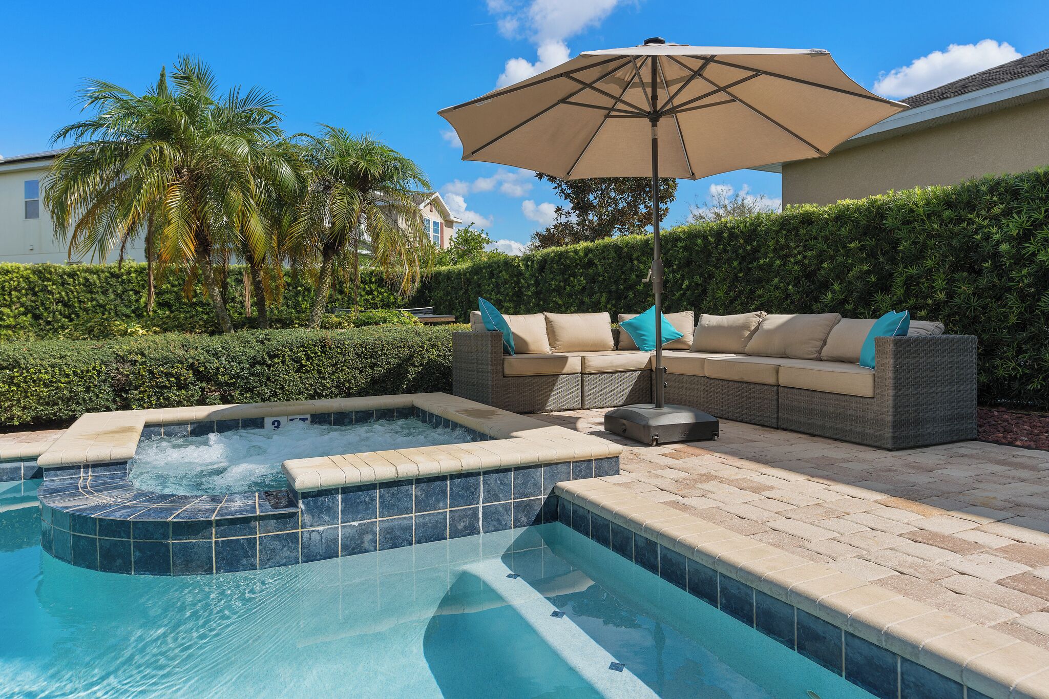 Piscina a l'aire lliure i piscina climatitzada 