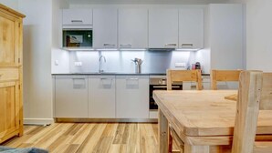 Kaffetrakter/tekoker, kjøleskap, mikrobølgeovn og ovn