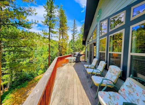 Bright & Spacious Cabin 1-mi from Idaho Springs, on 5 acres + Mountain Views!
