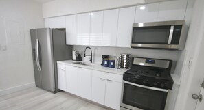 Full-size fridge, microwave, toaster, coffee grinder - 251 Airport Top House Apartments (Miami)