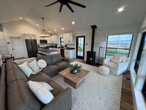 Smart TV, fireplace - Modern Farmhouse with Breathtaking Views! (Bozeman)