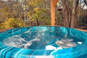 Outdoor spa tub - Jon's Pond on Cosby Creek (Cosby)