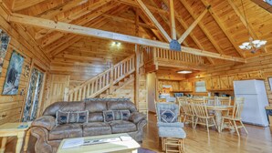 L’intérieur d’une cabane en bois comprend un salon, un coin repas et une cuisine.
