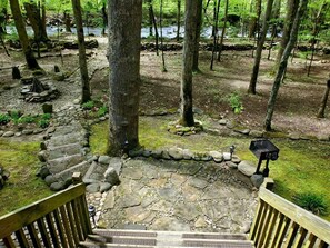 Property grounds - Elk Run is a stunning, two bedroom cabin situated directly on Cosby Creek. (Cosby)