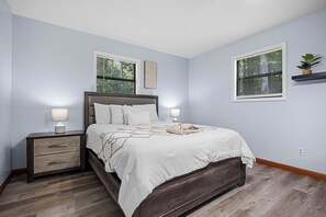 4 عدّة غرف نوم وواي فاي مجانًا وملاءات أسرّة