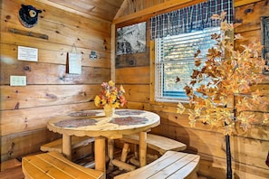 Dining - Secluded Romance, Hot Tub, Fireplace, Jacuzzi, Honeymoons (Sevierville)