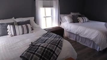 4 bedrooms, iron/ironing board, WiFi, bed sheets