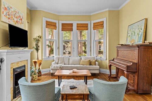 Lovely Historic 2 bedroom steps to Riverwalk -Fully stocked!