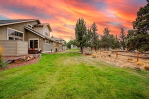 Property grounds - Eagle Crest Spacious Retreat - HOT TUB, Dogs OK (Redmond)