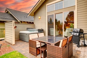 Outdoor dining - Eagle Crest Spacious Retreat - HOT TUB, Dogs OK (Redmond)