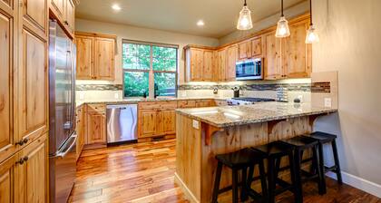 Eagle Crest Spacious Retreat - HOT TUB, Dogs OK