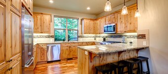 Eagle Crest Spacious Retreat - HOT TUB, Dogs OK