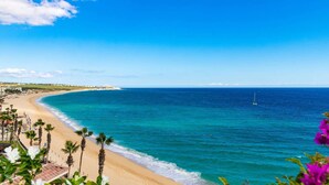 En la playa, camastros y toallas de playa