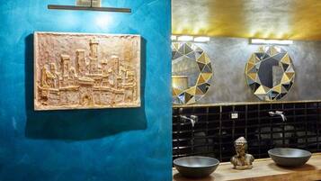 CAMERA KING DELUXE | Bathroom | Rainfall showerhead, free toiletries, hair dryer, bathrobes