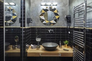 CAMERA KING DE LUXE | Bathroom | Rainfall showerhead, free toiletries, hair dryer, bathrobes - Palazzo di Alcina-Residenza D'Epoca (Bologna)