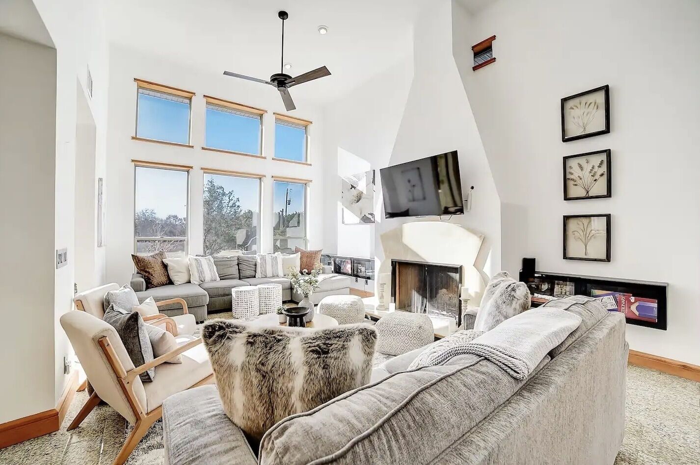 Een smart-tv, een open haard, boeken en een stereo