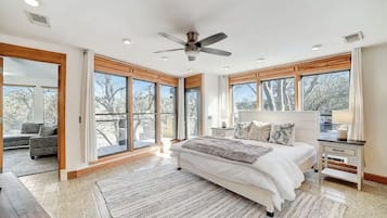 4 habitaciones, escritorio y tabla de planchar con plancha