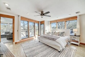 4 habitaciones, escritorio y tabla de planchar con plancha