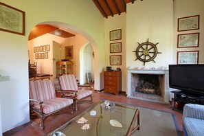 TV, fireplace - Private villa at 650m from the Sea (Marina Dei Ronchi)